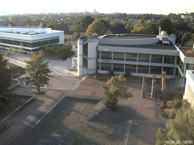 Foto der Webcam: Verwaltungsgebäude, Innenhof mit Audimax, Hörsaal-Gebäude 1