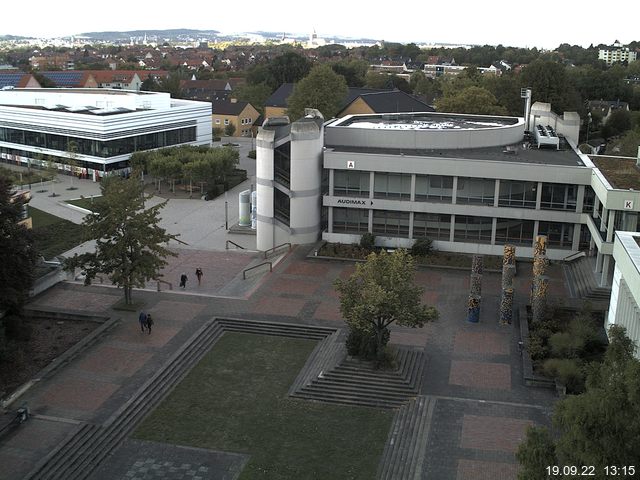 Foto der Webcam: Verwaltungsgebäude, Innenhof mit Audimax, Hörsaal-Gebäude 1