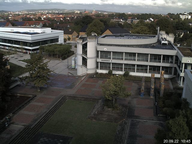 Foto der Webcam: Verwaltungsgebäude, Innenhof mit Audimax, Hörsaal-Gebäude 1