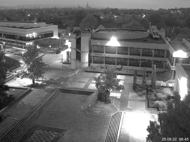 Foto der Webcam: Verwaltungsgebäude, Innenhof mit Audimax, Hörsaal-Gebäude 1