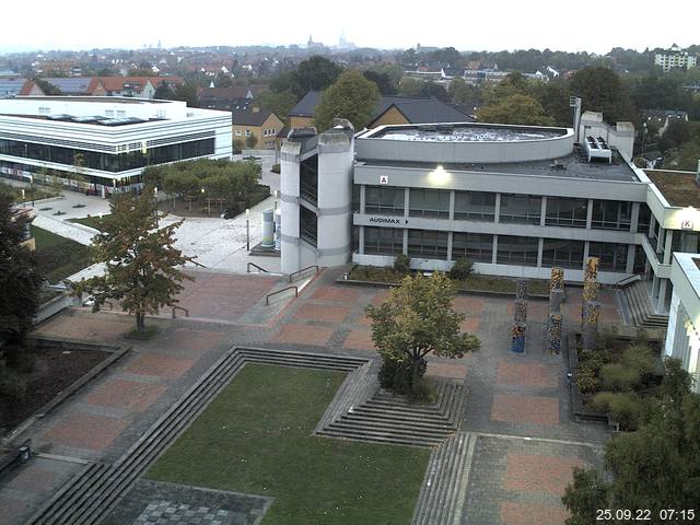 Foto der Webcam: Verwaltungsgebäude, Innenhof mit Audimax, Hörsaal-Gebäude 1