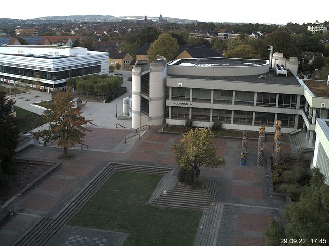 Foto der Webcam: Verwaltungsgebäude, Innenhof mit Audimax, Hörsaal-Gebäude 1