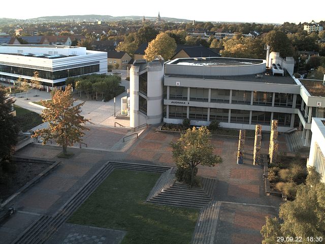 Foto der Webcam: Verwaltungsgebäude, Innenhof mit Audimax, Hörsaal-Gebäude 1