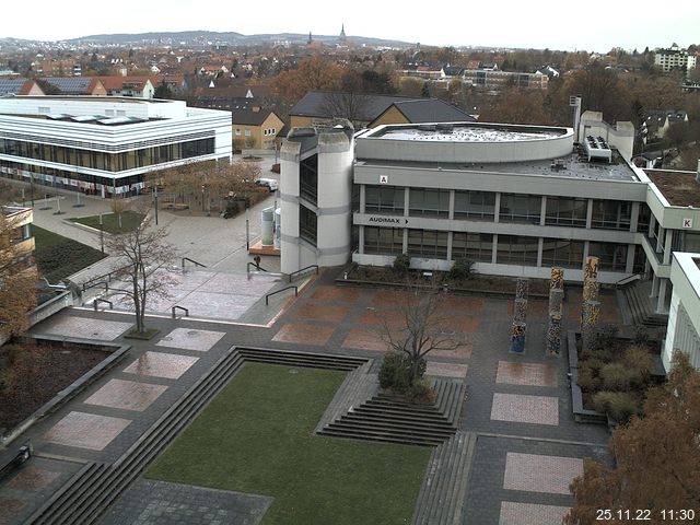 Foto der Webcam: Verwaltungsgebäude, Innenhof mit Audimax, Hörsaal-Gebäude 1