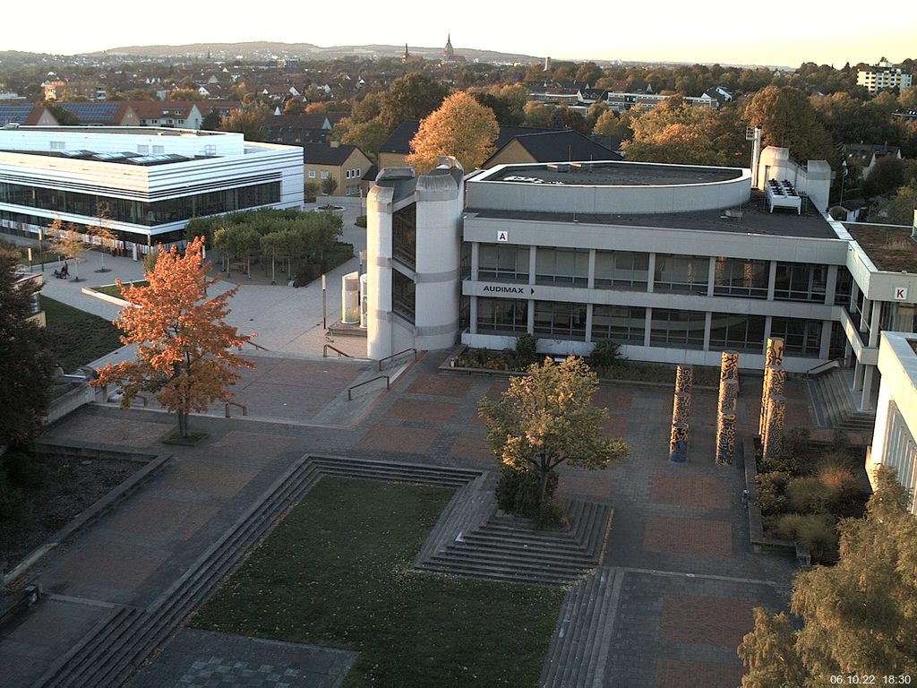 Foto der Webcam: Verwaltungsgebäude, Innenhof mit Audimax, Hörsaal-Gebäude 1