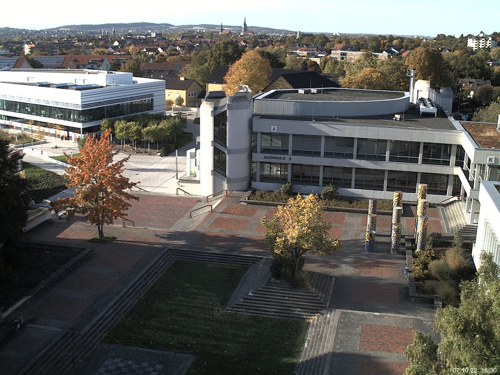 Foto der Webcam: Verwaltungsgebäude, Innenhof mit Audimax, Hörsaal-Gebäude 1