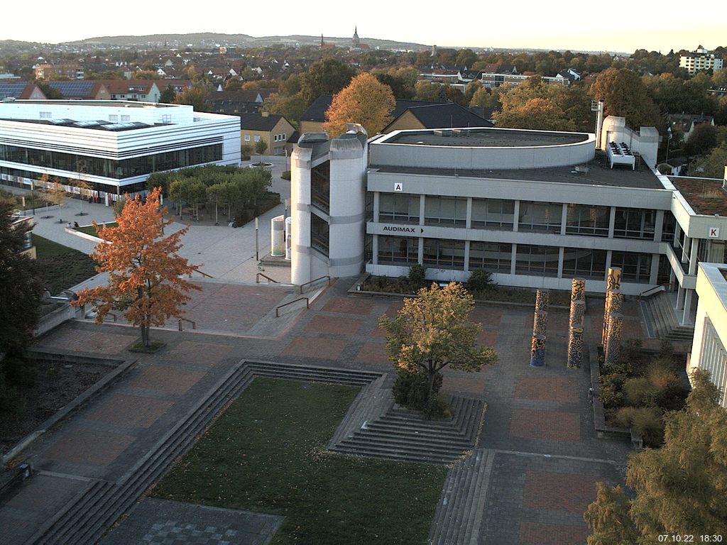 Foto der Webcam: Verwaltungsgebäude, Innenhof mit Audimax, Hörsaal-Gebäude 1