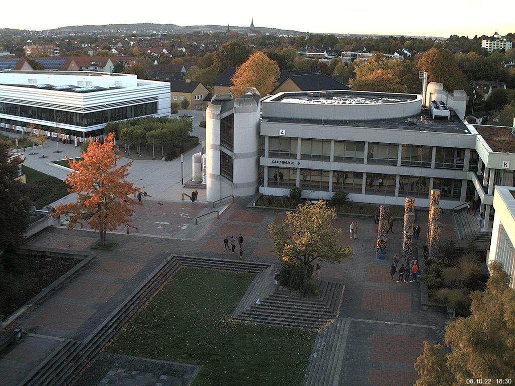 Foto der Webcam: Verwaltungsgebäude, Innenhof mit Audimax, Hörsaal-Gebäude 1