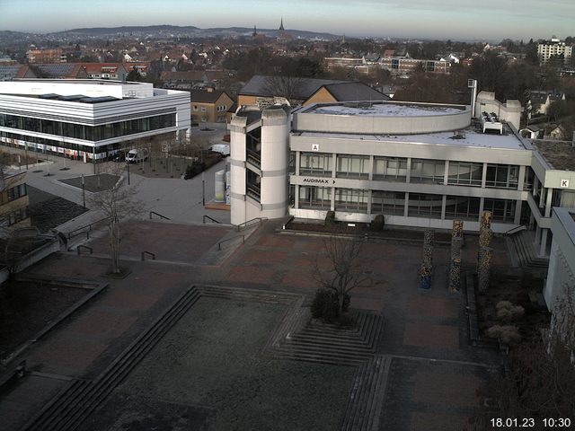 Foto der Webcam: Verwaltungsgebäude, Innenhof mit Audimax, Hörsaal-Gebäude 1