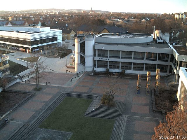 Foto der Webcam: Verwaltungsgebäude, Innenhof mit Audimax, Hörsaal-Gebäude 1