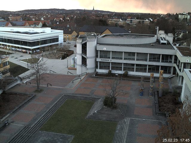 Foto der Webcam: Verwaltungsgebäude, Innenhof mit Audimax, Hörsaal-Gebäude 1