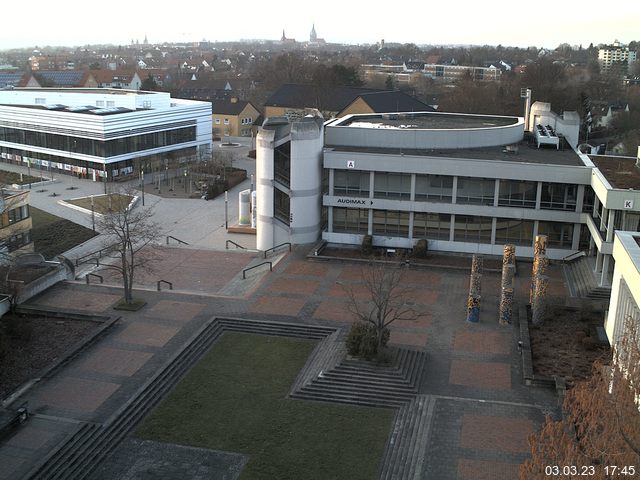 Foto der Webcam: Verwaltungsgebäude, Innenhof mit Audimax, Hörsaal-Gebäude 1