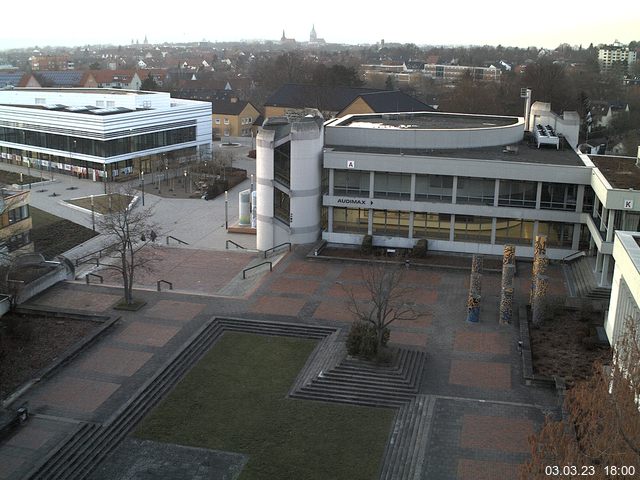 Foto der Webcam: Verwaltungsgebäude, Innenhof mit Audimax, Hörsaal-Gebäude 1