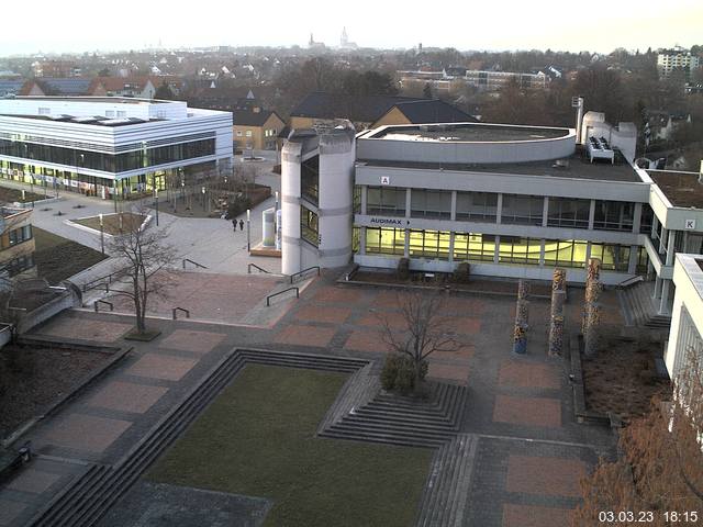 Foto der Webcam: Verwaltungsgebäude, Innenhof mit Audimax, Hörsaal-Gebäude 1