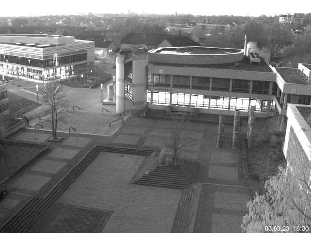 Foto der Webcam: Verwaltungsgebäude, Innenhof mit Audimax, Hörsaal-Gebäude 1