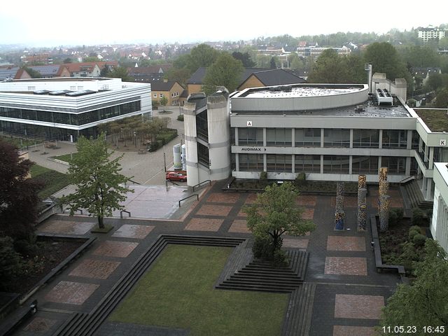 Foto der Webcam: Verwaltungsgebäude, Innenhof mit Audimax, Hörsaal-Gebäude 1