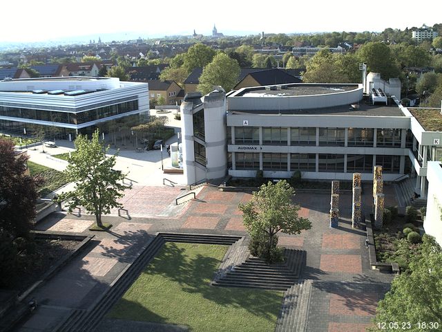 Foto der Webcam: Verwaltungsgebäude, Innenhof mit Audimax, Hörsaal-Gebäude 1