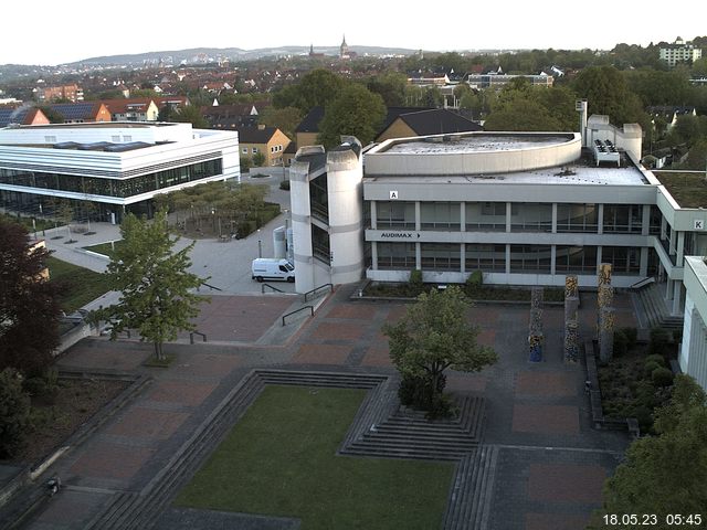 Foto der Webcam: Verwaltungsgebäude, Innenhof mit Audimax, Hörsaal-Gebäude 1