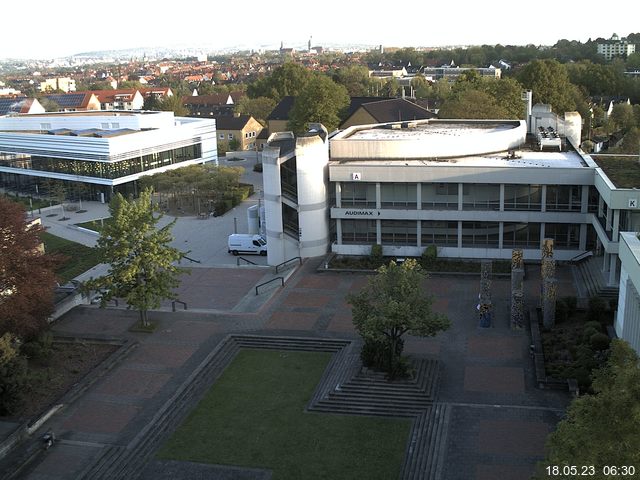 Foto der Webcam: Verwaltungsgebäude, Innenhof mit Audimax, Hörsaal-Gebäude 1