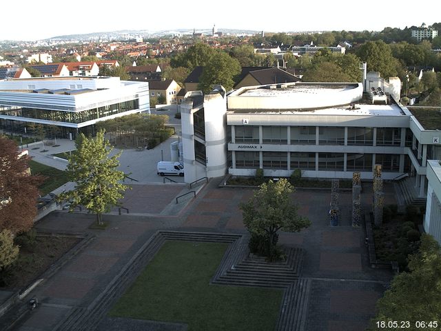 Foto der Webcam: Verwaltungsgebäude, Innenhof mit Audimax, Hörsaal-Gebäude 1