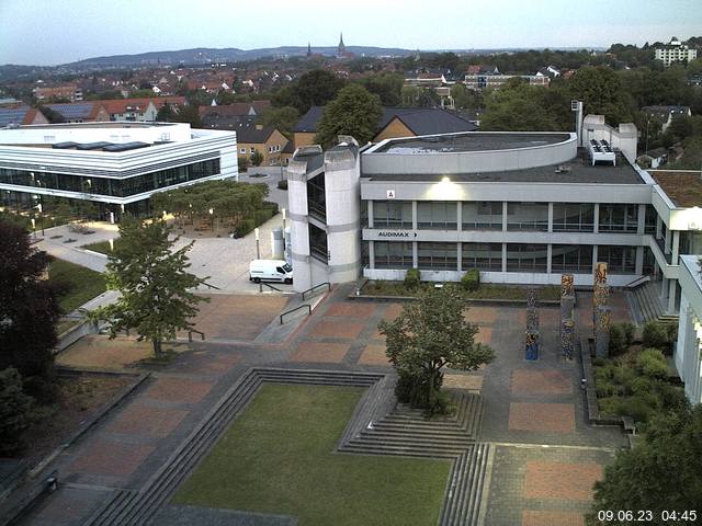 Foto der Webcam: Verwaltungsgebäude, Innenhof mit Audimax, Hörsaal-Gebäude 1