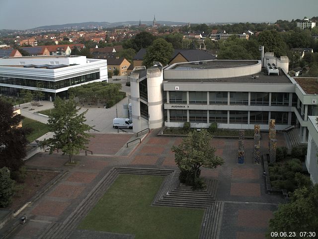 Foto der Webcam: Verwaltungsgebäude, Innenhof mit Audimax, Hörsaal-Gebäude 1