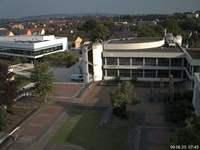 Foto der Webcam: Verwaltungsgebäude, Innenhof mit Audimax, Hörsaal-Gebäude 1