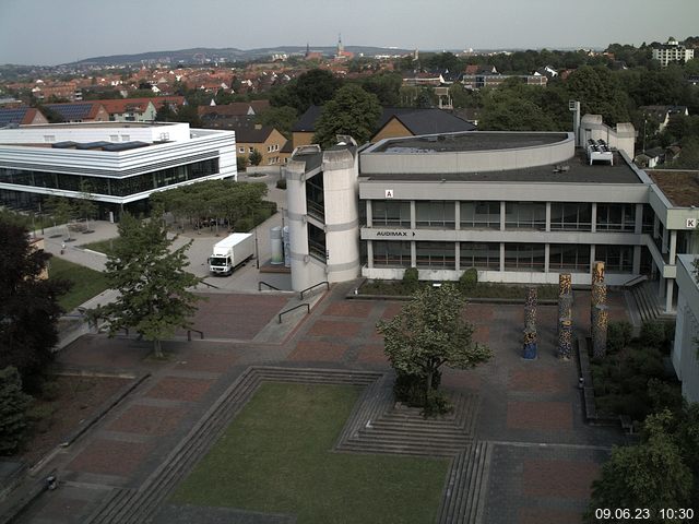 Foto der Webcam: Verwaltungsgebäude, Innenhof mit Audimax, Hörsaal-Gebäude 1