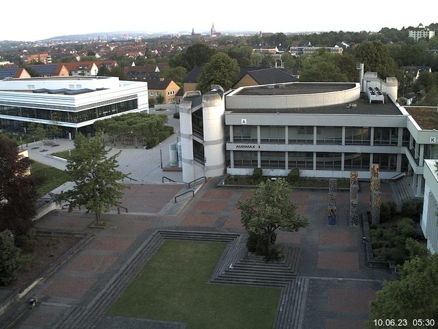 Foto der Webcam: Verwaltungsgebäude, Innenhof mit Audimax, Hörsaal-Gebäude 1