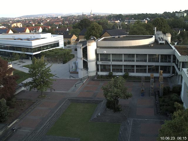 Foto der Webcam: Verwaltungsgebäude, Innenhof mit Audimax, Hörsaal-Gebäude 1