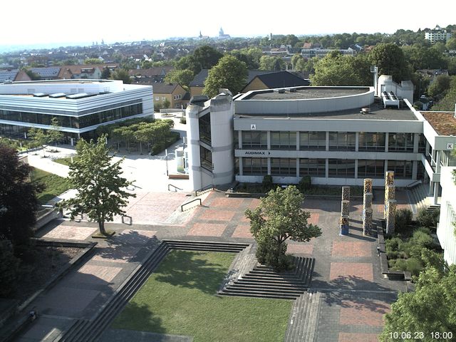 Foto der Webcam: Verwaltungsgebäude, Innenhof mit Audimax, Hörsaal-Gebäude 1