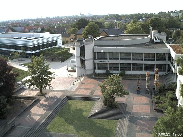 Foto der Webcam: Verwaltungsgebäude, Innenhof mit Audimax, Hörsaal-Gebäude 1