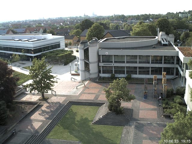 Foto der Webcam: Verwaltungsgebäude, Innenhof mit Audimax, Hörsaal-Gebäude 1