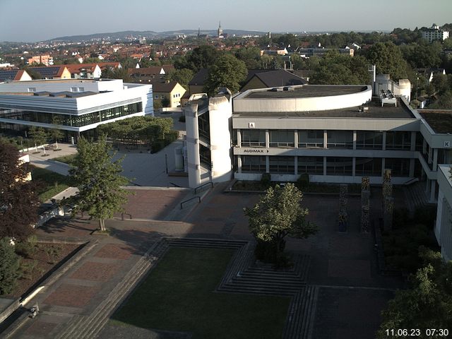 Foto der Webcam: Verwaltungsgebäude, Innenhof mit Audimax, Hörsaal-Gebäude 1