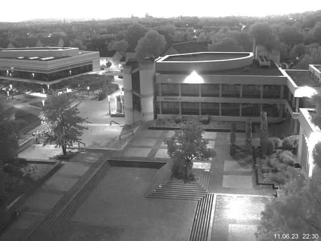 Foto der Webcam: Verwaltungsgebäude, Innenhof mit Audimax, Hörsaal-Gebäude 1