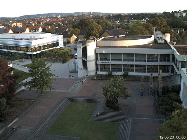 Foto der Webcam: Verwaltungsgebäude, Innenhof mit Audimax, Hörsaal-Gebäude 1