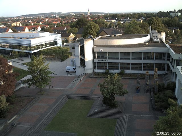 Foto der Webcam: Verwaltungsgebäude, Innenhof mit Audimax, Hörsaal-Gebäude 1