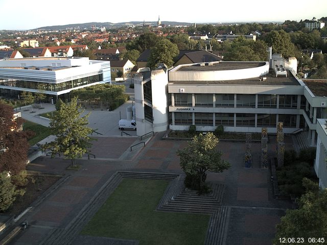 Foto der Webcam: Verwaltungsgebäude, Innenhof mit Audimax, Hörsaal-Gebäude 1