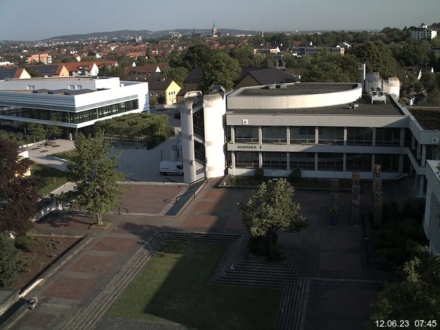 Foto der Webcam: Verwaltungsgebäude, Innenhof mit Audimax, Hörsaal-Gebäude 1