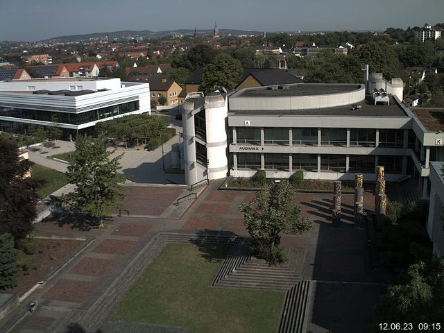 Foto der Webcam: Verwaltungsgebäude, Innenhof mit Audimax, Hörsaal-Gebäude 1