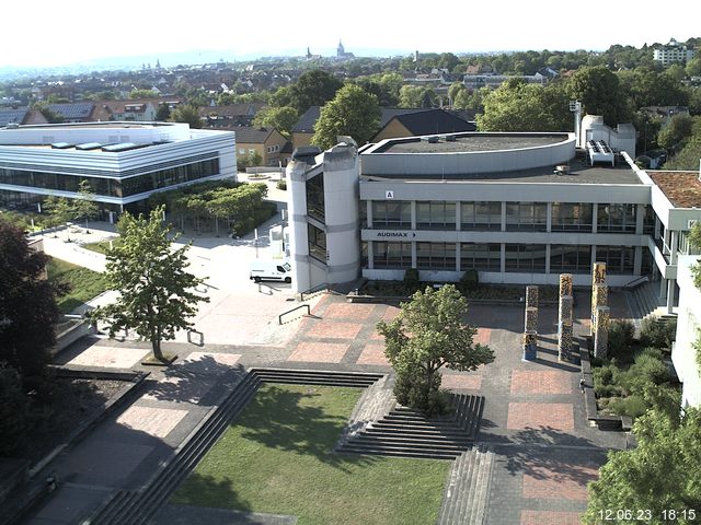 Foto der Webcam: Verwaltungsgebäude, Innenhof mit Audimax, Hörsaal-Gebäude 1