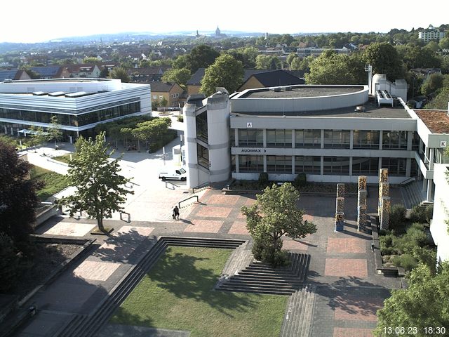 Foto der Webcam: Verwaltungsgebäude, Innenhof mit Audimax, Hörsaal-Gebäude 1