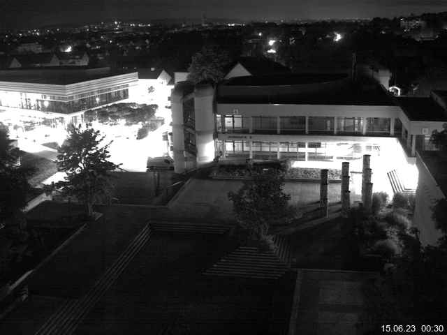 Foto der Webcam: Verwaltungsgebäude, Innenhof mit Audimax, Hörsaal-Gebäude 1