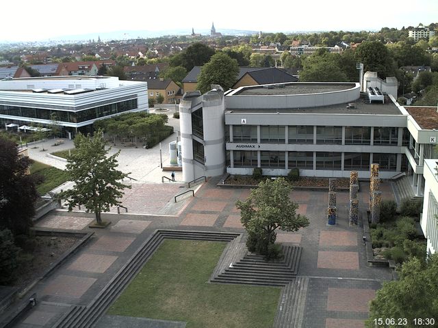 Foto der Webcam: Verwaltungsgebäude, Innenhof mit Audimax, Hörsaal-Gebäude 1