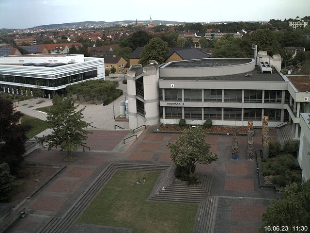 Foto der Webcam: Verwaltungsgebäude, Innenhof mit Audimax, Hörsaal-Gebäude 1