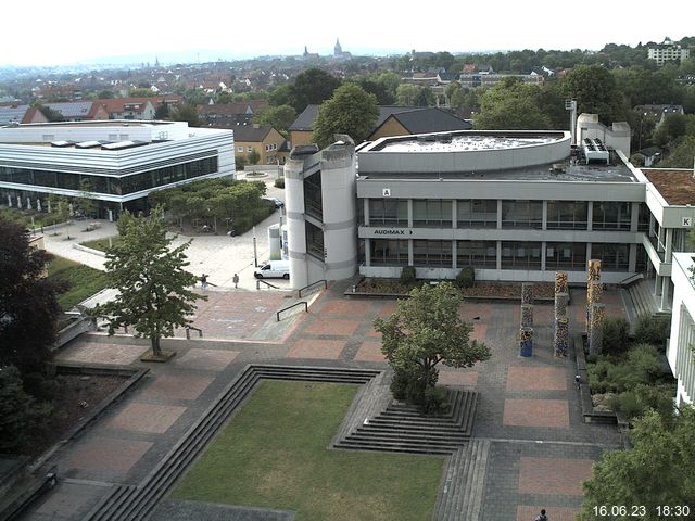 Foto der Webcam: Verwaltungsgebäude, Innenhof mit Audimax, Hörsaal-Gebäude 1