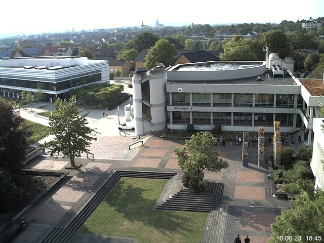 Foto der Webcam: Verwaltungsgebäude, Innenhof mit Audimax, Hörsaal-Gebäude 1