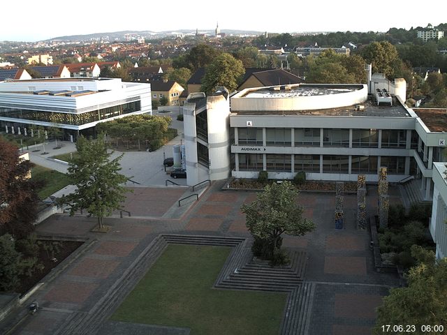 Foto der Webcam: Verwaltungsgebäude, Innenhof mit Audimax, Hörsaal-Gebäude 1