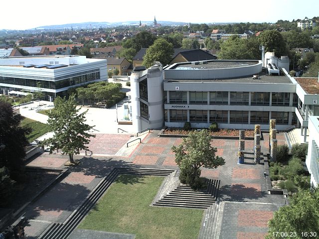 Foto der Webcam: Verwaltungsgebäude, Innenhof mit Audimax, Hörsaal-Gebäude 1