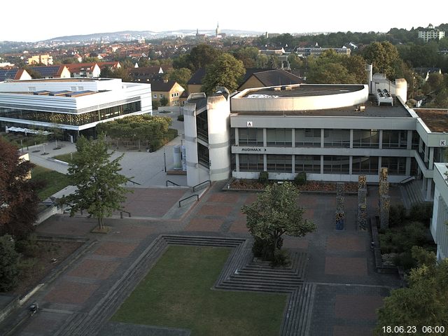 Foto der Webcam: Verwaltungsgebäude, Innenhof mit Audimax, Hörsaal-Gebäude 1